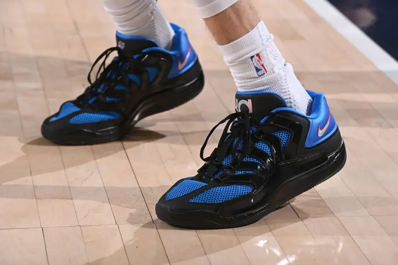 华体会官网下载-霍姆格伦穿着雷霆配色KD18，砍下30分14篮板5助攻2抢断4盖帽